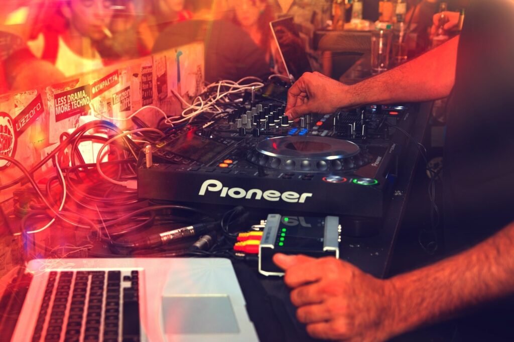 music-red-color-nightlife-club-dj-1169608-pxhere.com-min